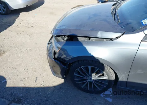 2015 Volkswagen Jetta 1.8T Sport z USA, uszkodzony, nr VIN 3VWD17AJ7FM421019